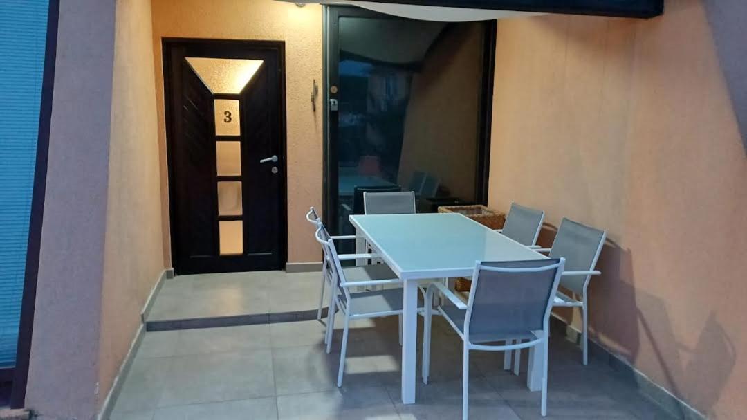 Apartmani Delas 2 Pjescana Uvala Luaran gambar